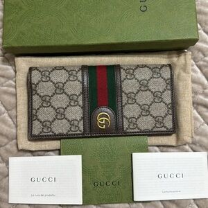 Gucci wallet for men. Complete inclusion.